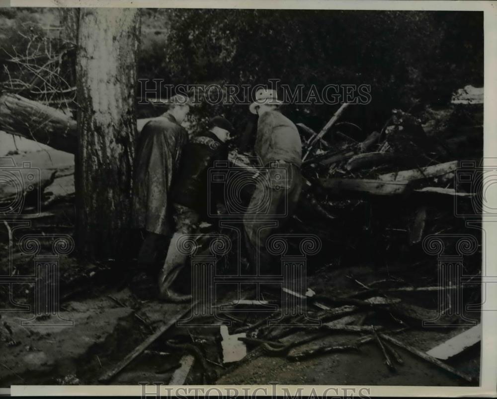 1938 Press Photo Rescue Workers Searching for Bodies After Flood - Historic Images