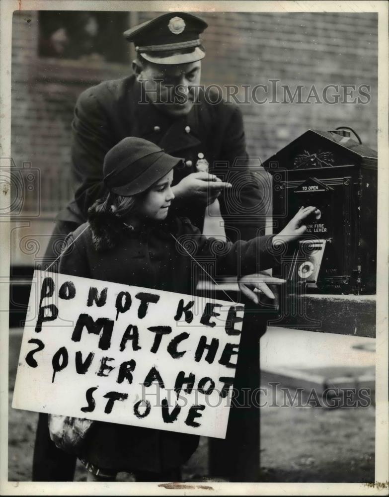 1939 Press Photo Warden John Fischles teaching Germaine Klorr - Historic Images