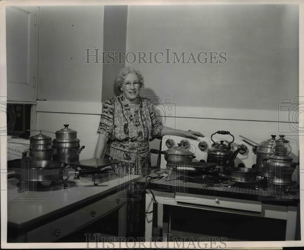 1953 Press Photo Mrs. Adolph Strauch shows her 46 year old Model - Historic Images