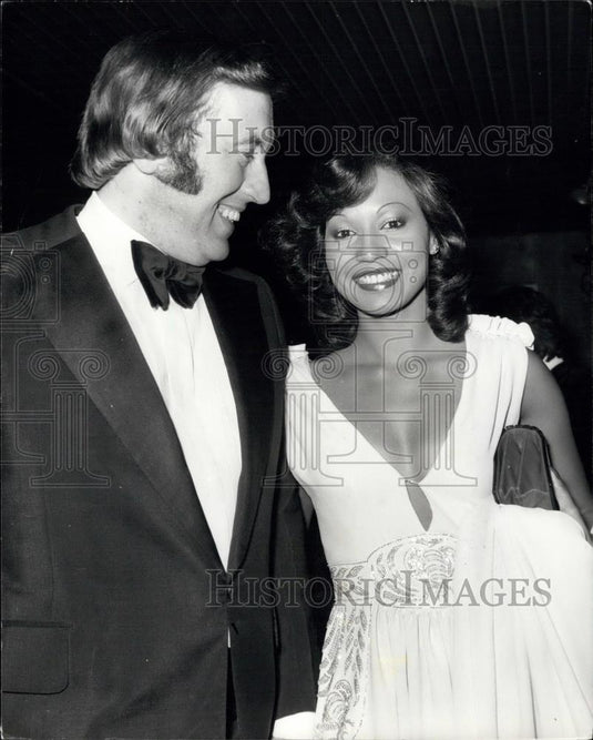 1974 Press Photo David Frost and his newest girlfriend Hylette Adolphe - Historic Images