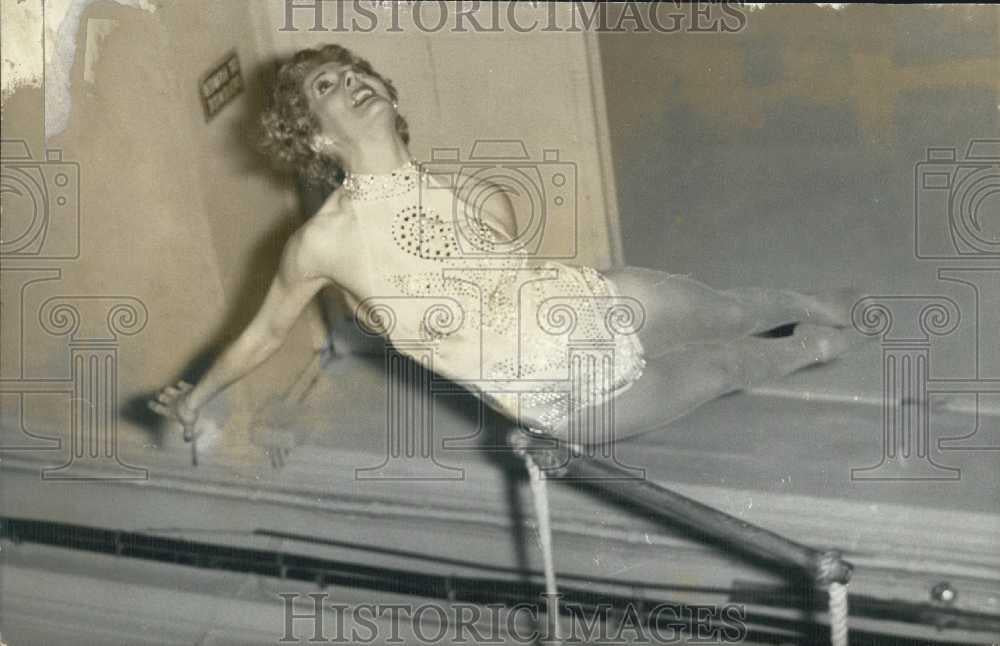 1961 Press Photo Trapeze artist Maryse Begary performing - Historic Images