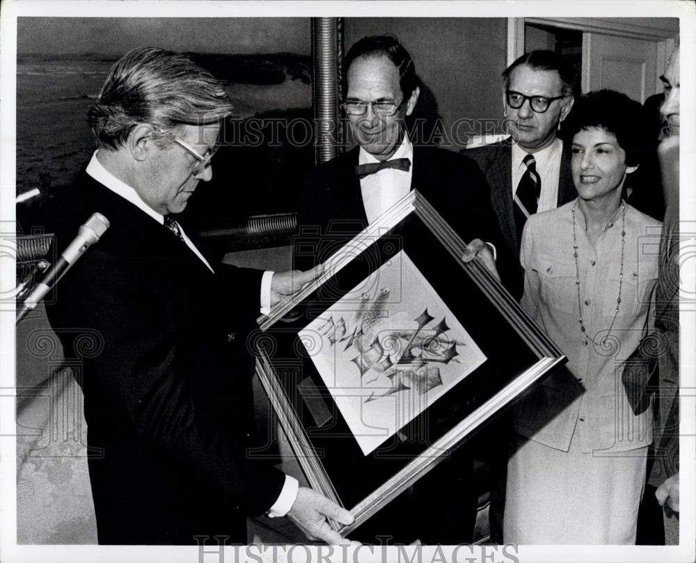 1979 Press Photo West German Chancellor, Helmut Schmidt with lithograph - Historic Images