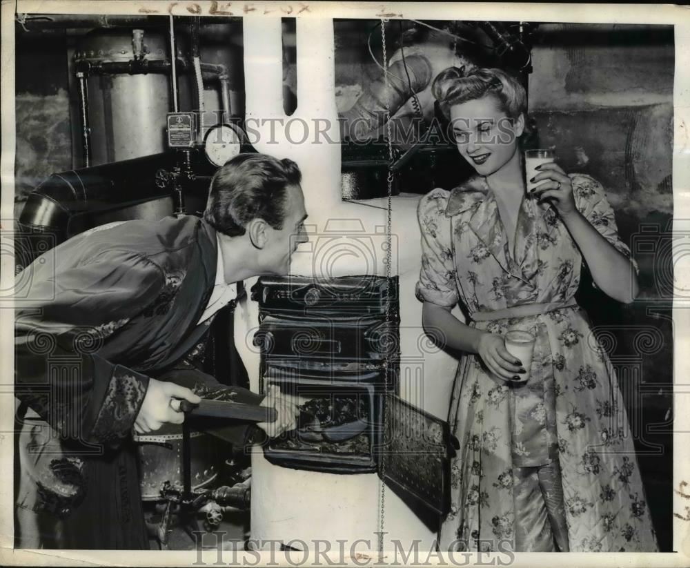 1942 Press Photo Keeping Campers with Coal to keep Cold Weather at Bay - Historic Images