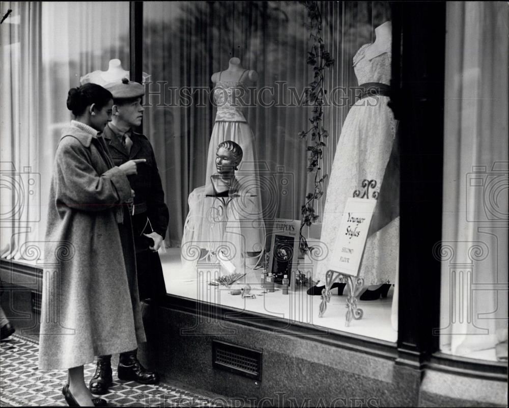 Press Photo Leslie Hamilton and his wife in Edinburgh - Historic Images