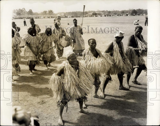 1956 Press Photo Dancers wearing suits of straw in Nigeria - Historic Images