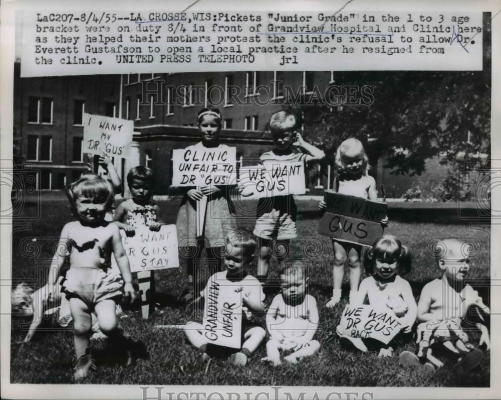 1955 Press Photo Pickets &quot;Junior Grade&quot; in the 1 to 3 age bracket - Historic Images