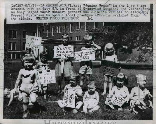 1955 Press Photo Pickets "Junior Grade" in the 1 to 3 age bracket - Historic Images