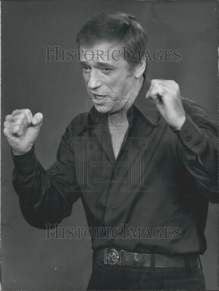 1973 Press Photo Yves Montand Rehearses Songs - Historic Images