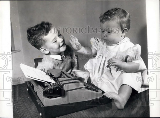 Press Photo Susan Pratt, & Stephen Block play with a typewriter - Historic Images