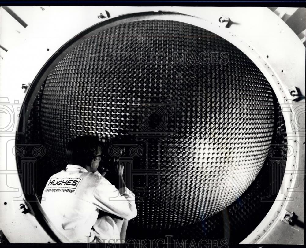 Press Photo engineer before final testing of the long range radar - Historic Images