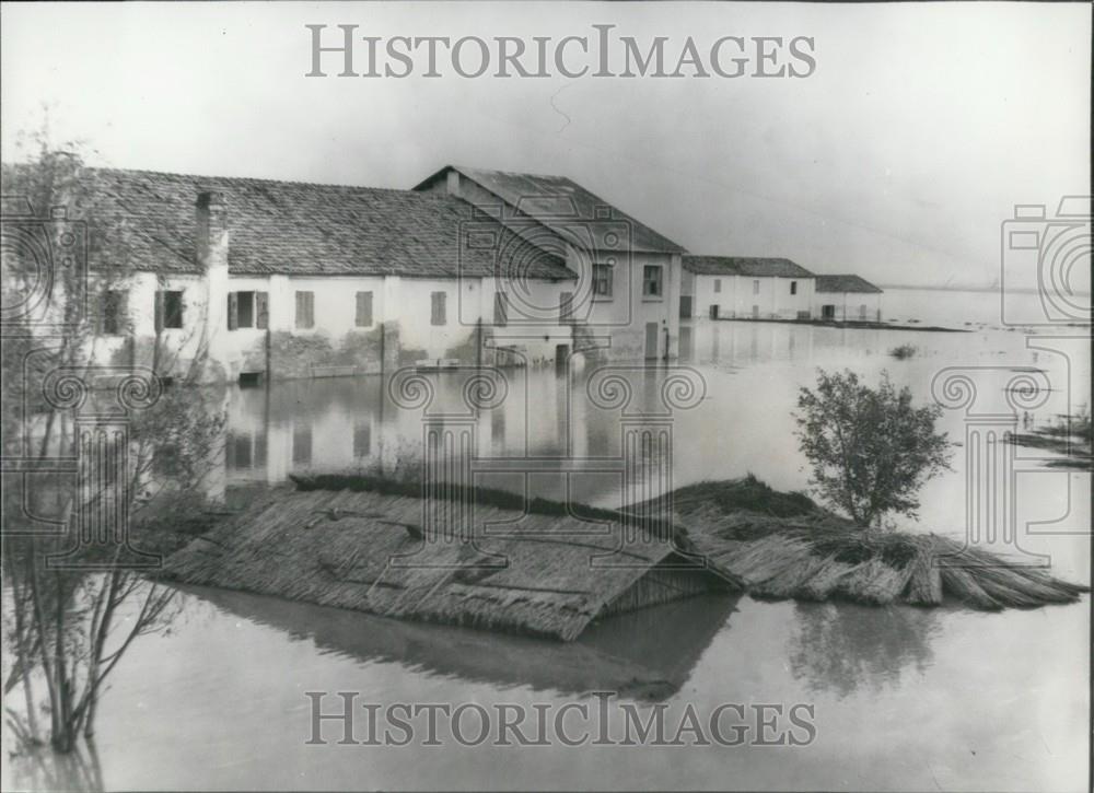 1957 Press Photo Floods Ravage Vast Areas of Farmlands in Northern Italy - Historic Images