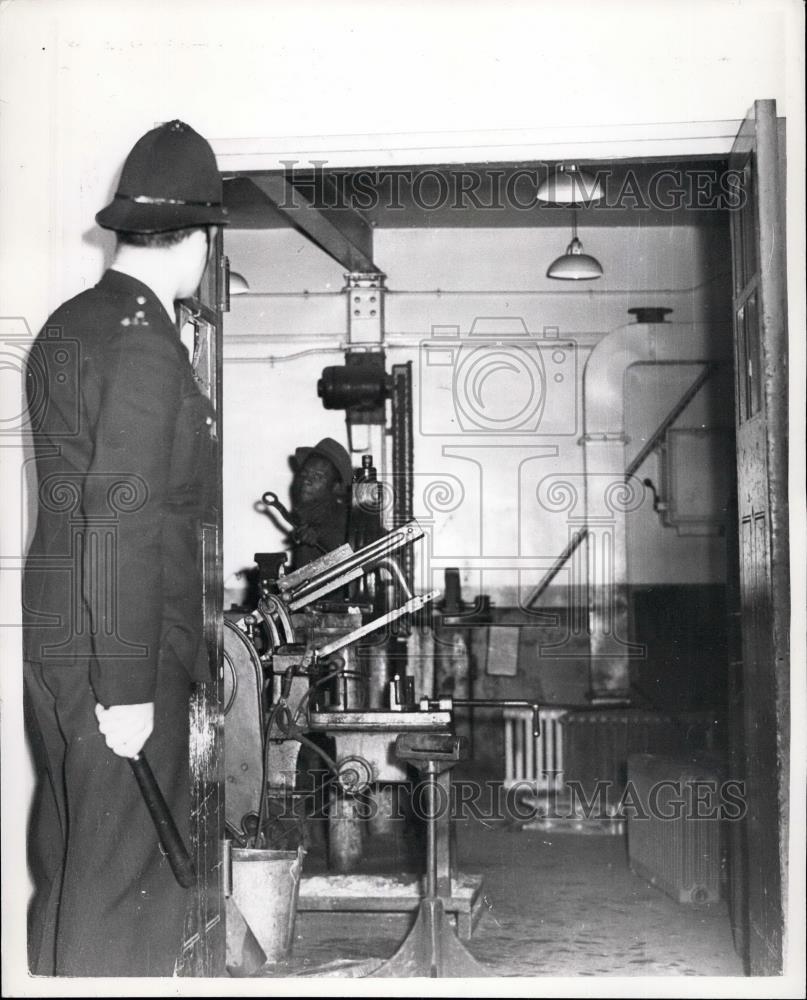 1957 Press Photo Policeman, Battle of Holborn - Historic Images