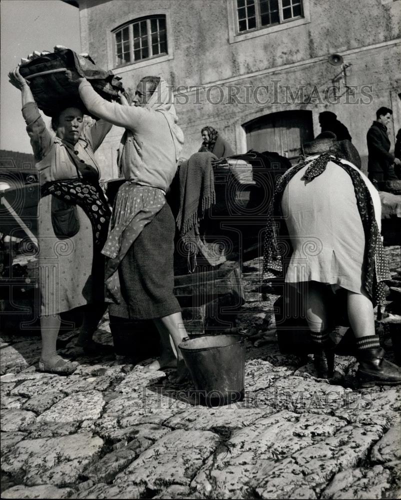 Press Photo Varinas (Fishwife) helps a friend to lift her basket of fish - Historic Images