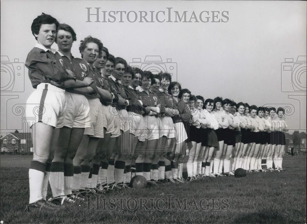 Press Photo A Line-up of the Two soccer Teams - Historic Images