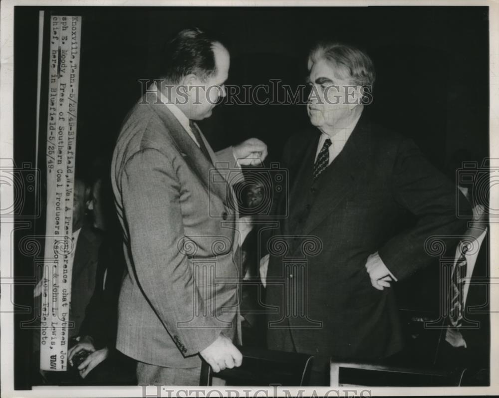 1949 Press Photo Joseph Moody &amp; John Lewis Chat on a Pre-conference in Bluefield - Historic Images