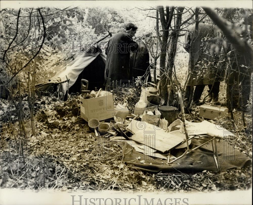 1966 Press Photo The tent in which olice murderer Roberts has been living - Historic Images