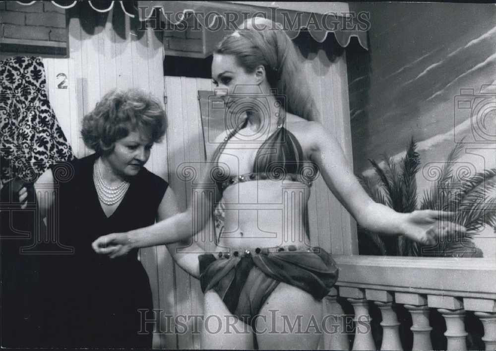 Press Photo Actress Kim for "Maillot de Bain" - Historic Images