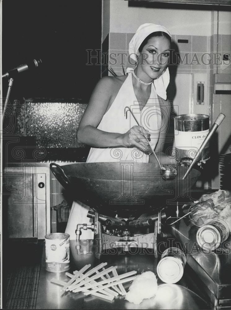 Press Photo Sue Lin, Singing Cook, West Germany - Historic Images