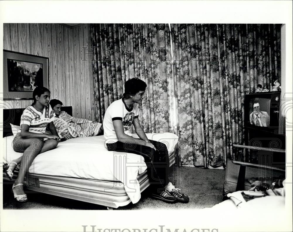 Press Photo An 18 year old Cuban refugee, his wife, and her mother in Florida - Historic Images