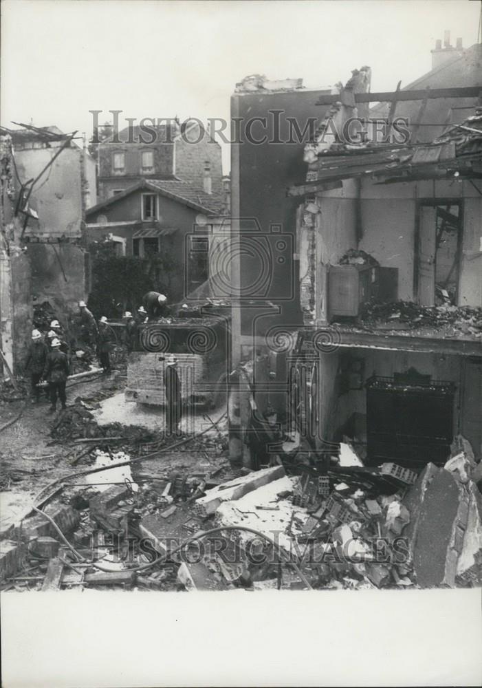 1962 Press Photo Aftermath of Gas Truck Explosion in Colombes - Historic Images