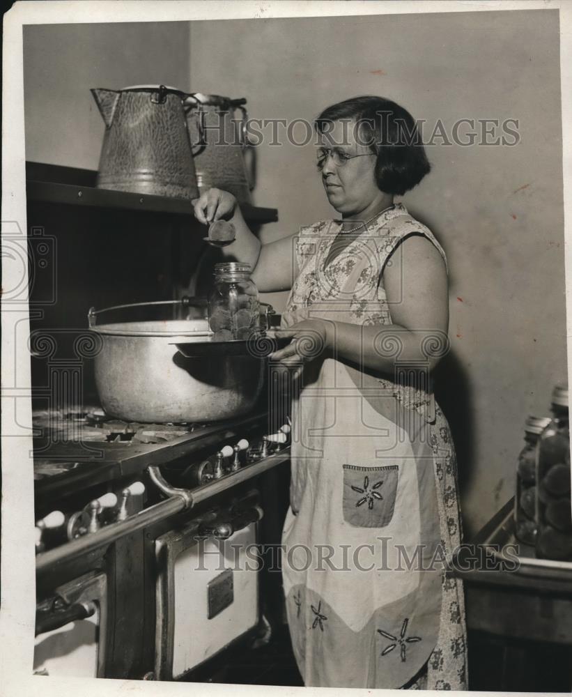 1931 Press Photo Mrs. Minnie Fisher as she bottles the preserved fruit - Historic Images