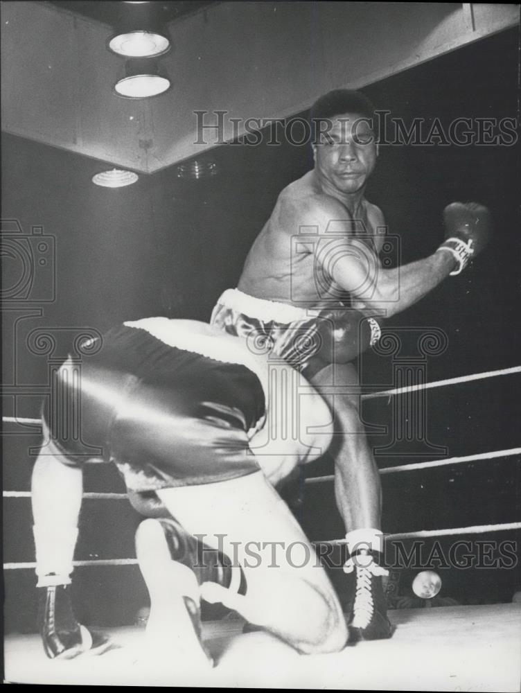 1957 Press Photo Gerhard Hecht Beaten By Ko World Light Heavyweight Championship - Historic Images