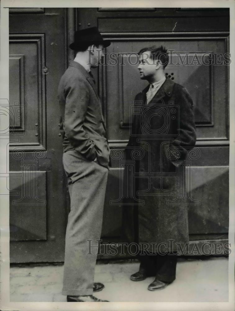 1937 Press Photo Richard Osborn as he discusses his case with reporter it seems - Historic Images