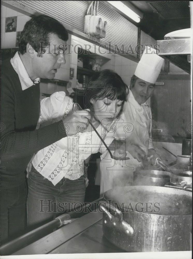 1975 Press Photo Dorine Oliver and Father Cooking in "Bistrot de Paris" Kitchen - Historic Images