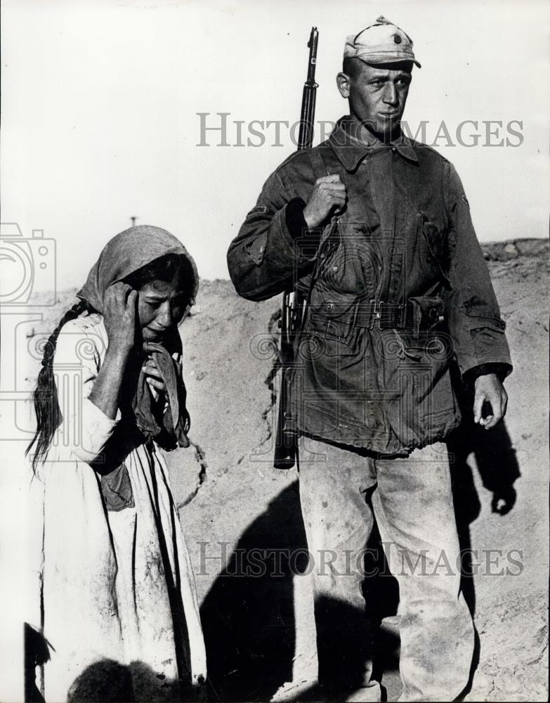 1966 Press Photo Soldier assists at site of earthquake in Turkey - Historic Images