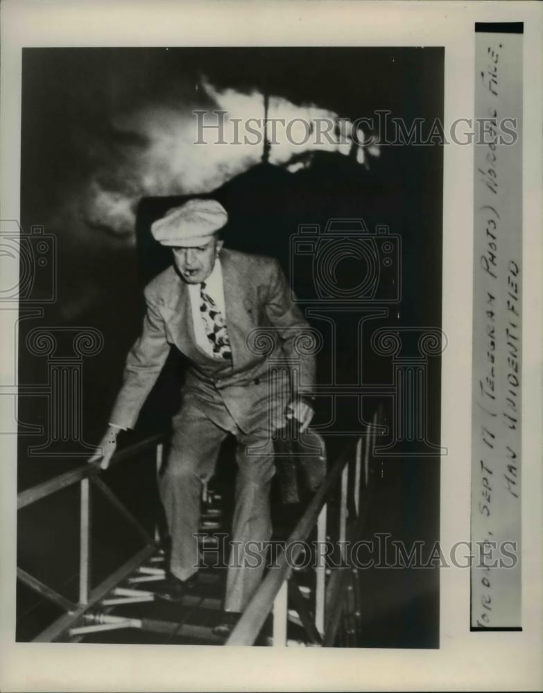 1949 Press Photo A man running from a fire scene - Historic Images