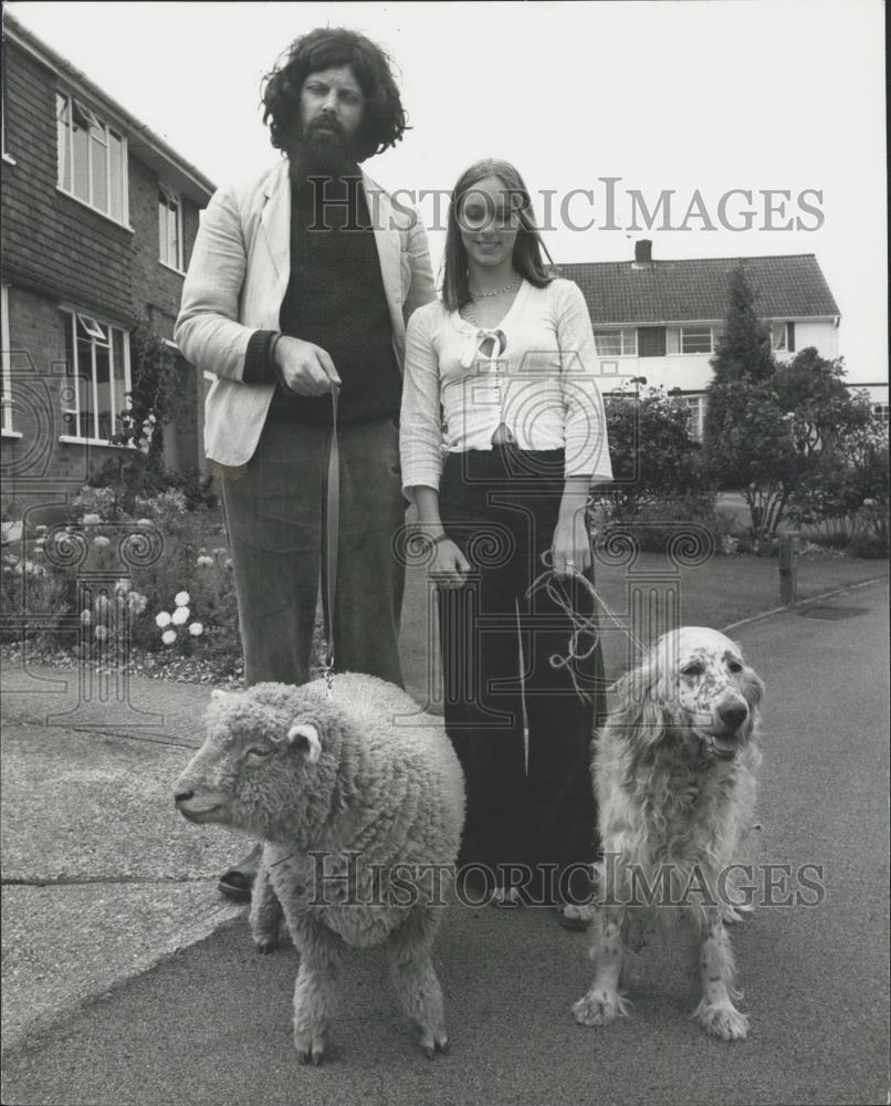 Press Photo Carilyn Oddy and her dog and pet sheep - Historic Images