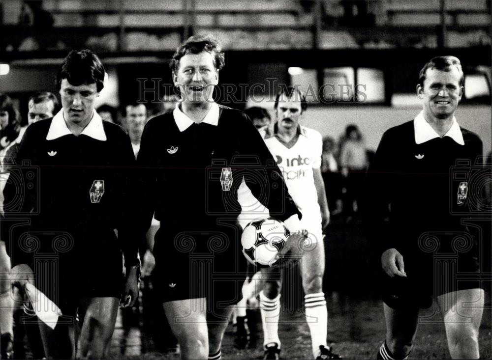 1981 Press Photo Brothers Willy Charly & Adolf Hanni Work Together During Game - Historic Images