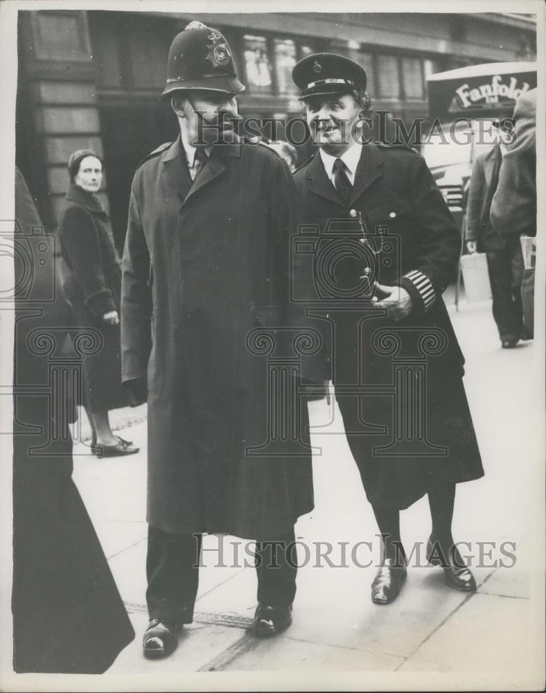 1956 Press Photo ActorTeddy Knox and a real policeman in London - Historic Images