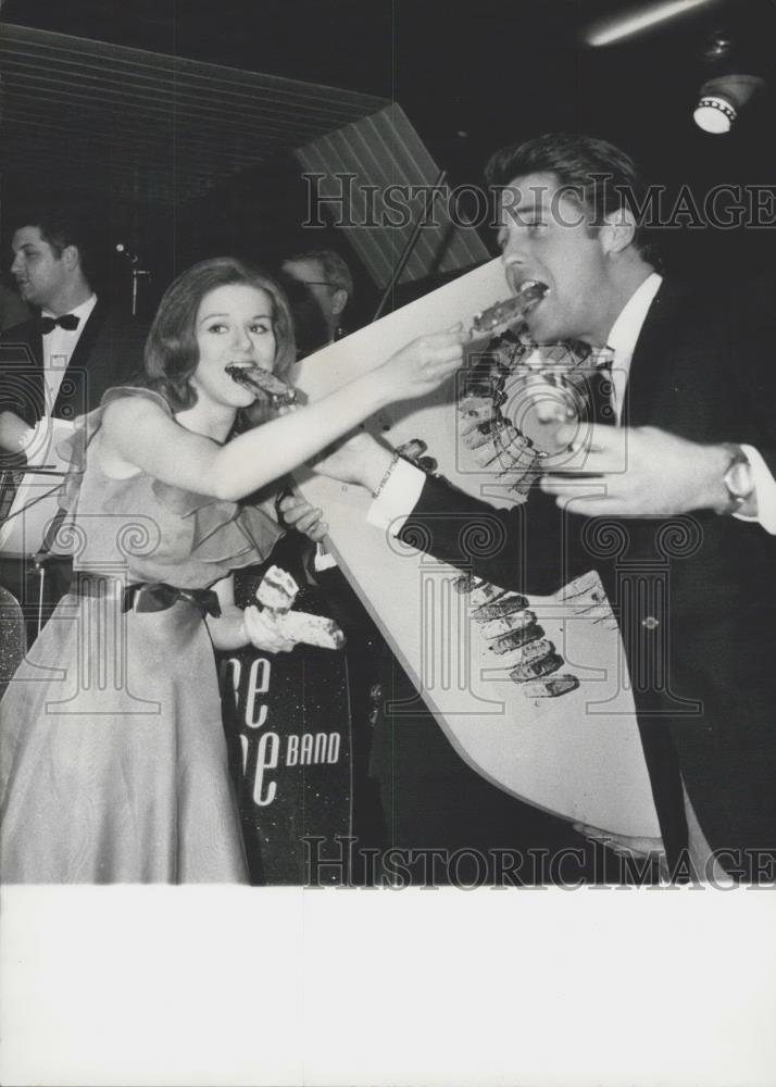 1966 Press Photo Peggy March and her singing partner Bennie Thomas - Historic Images