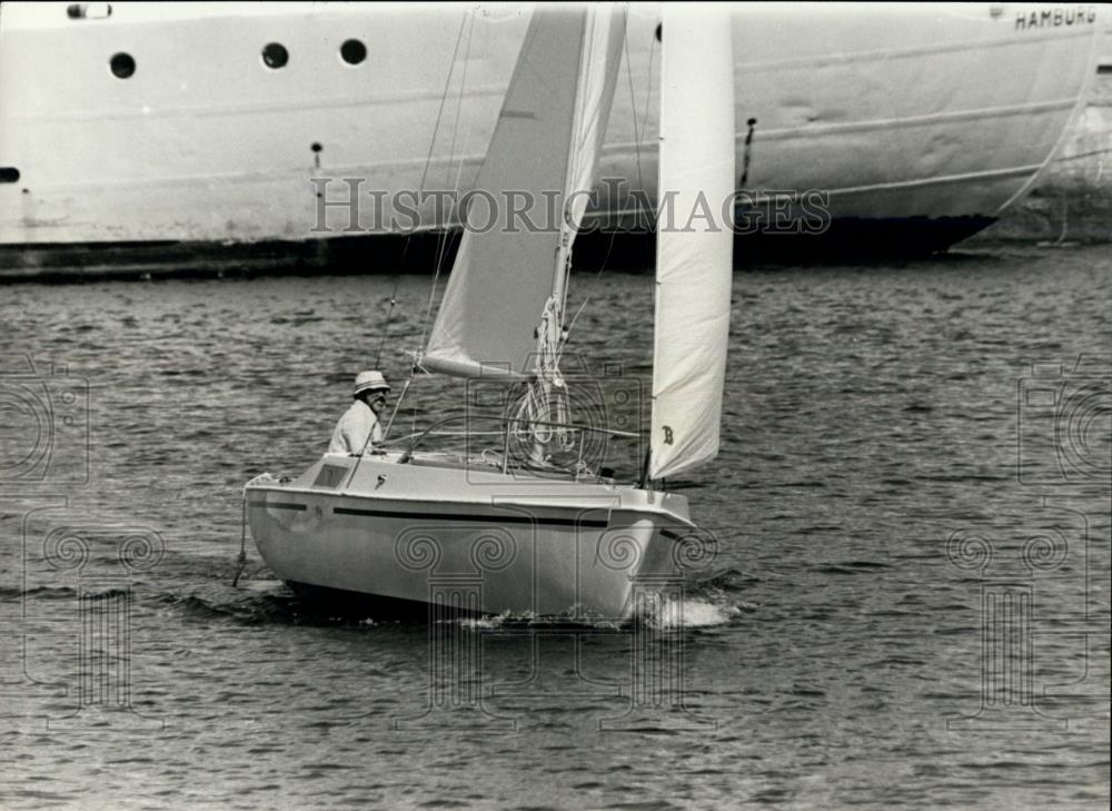 Press Photo Solo Sailor William Wallace Arrives In Plymouth - Historic Images