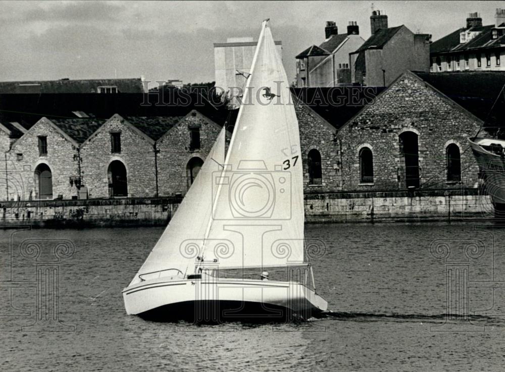 Press Photo Solo Transatlantic Sailor William Wallace Arrives In Plymouth - Historic Images