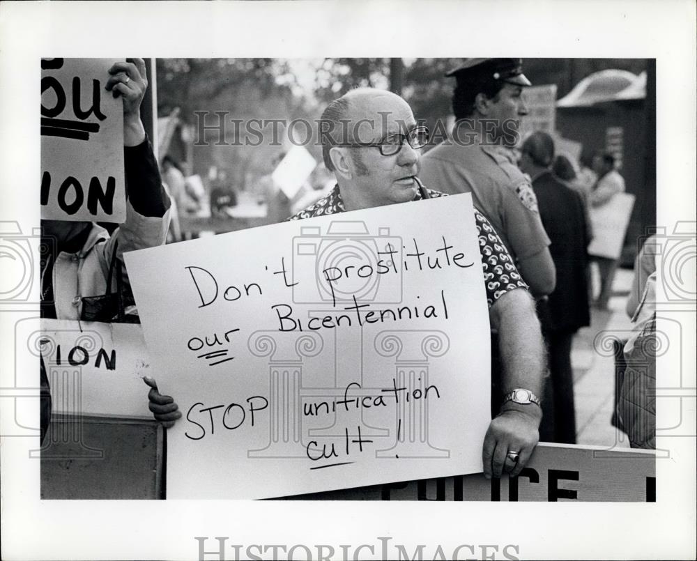 1976 Press Photo Demonstration against Rev. Monn's Unification Yankee Staduim - Historic Images