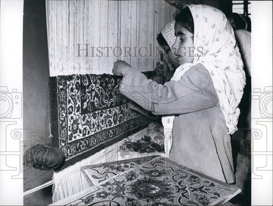 Press Photo Child Labor, Carpet Factory, Iran - Historic Images
