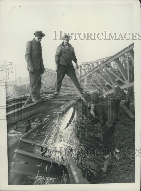 1957 Press Photo Workmen remove the wreckage from the Lewisham rail disaster - Historic Images