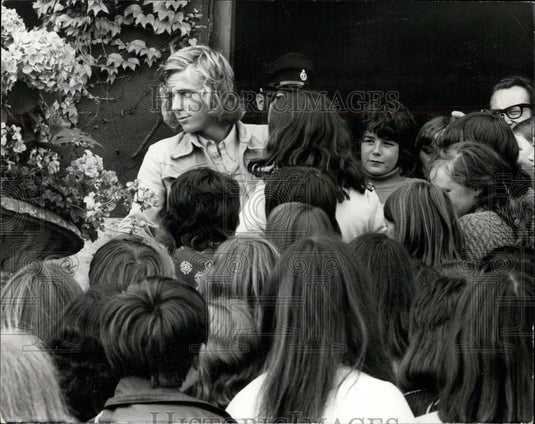 1973 Press Photo Swedish Blonde tennis player Bjorn Borg and fans - Historic Images