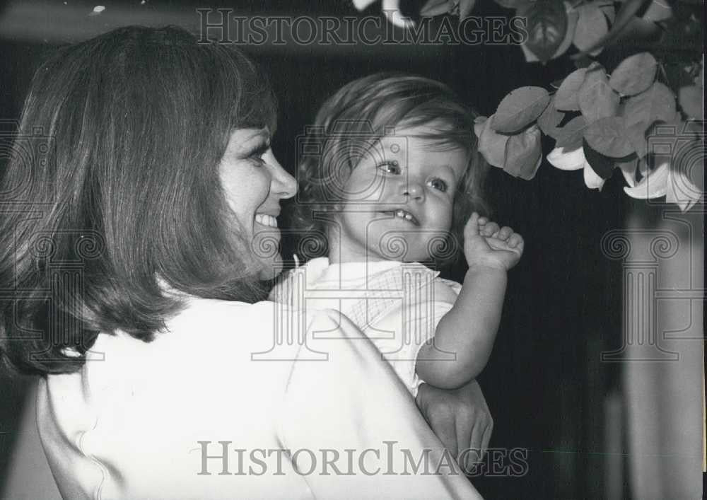 1969 Press Photo Hildegard Knef and Daughter Christina Antonia. - Historic Images