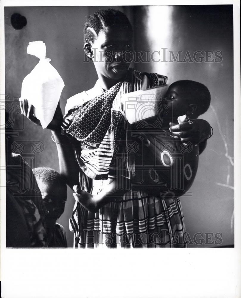 1966 Press Photo American milk being distributed to thousands of Africans - Historic Images