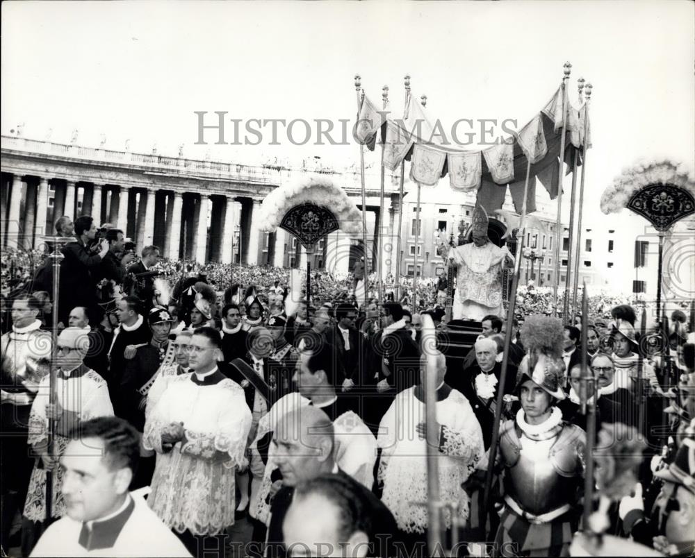 1963 Press Photo Coronation Of New Pope Paul VI Carried St. Peter's Sqaure - Historic Images