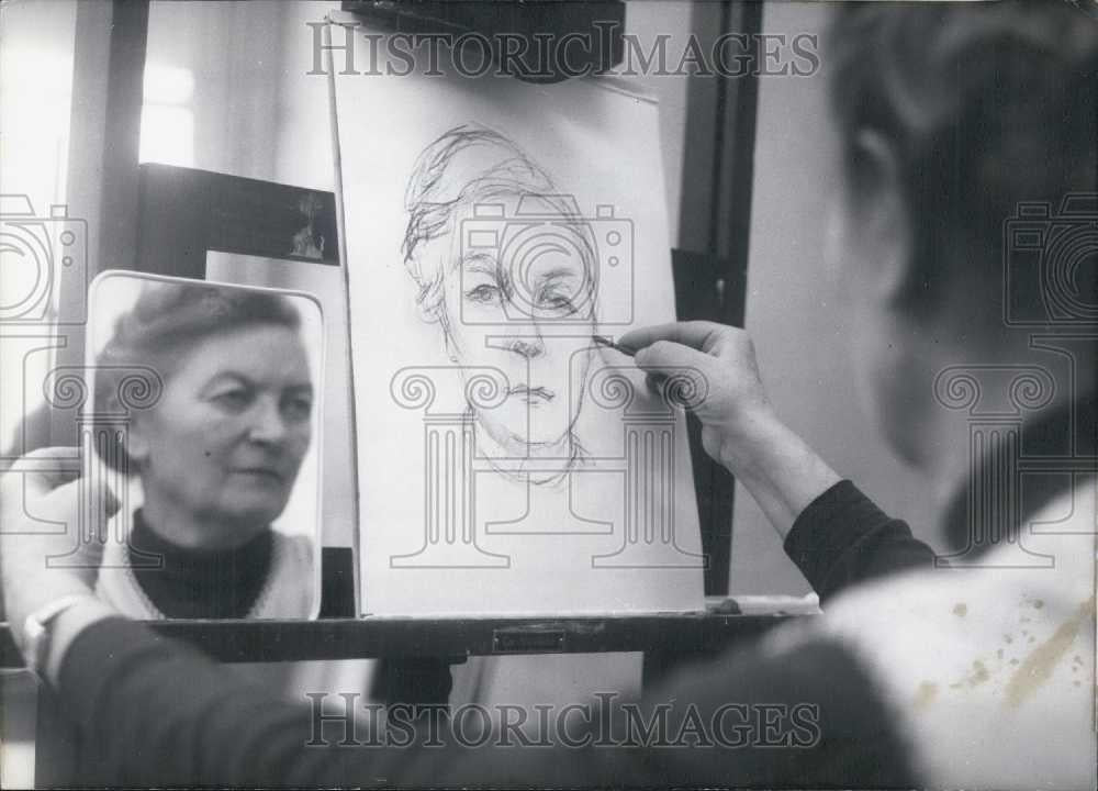 1967 Press Photo Artist draws own portrait by using a mirror ro see self - Historic Images