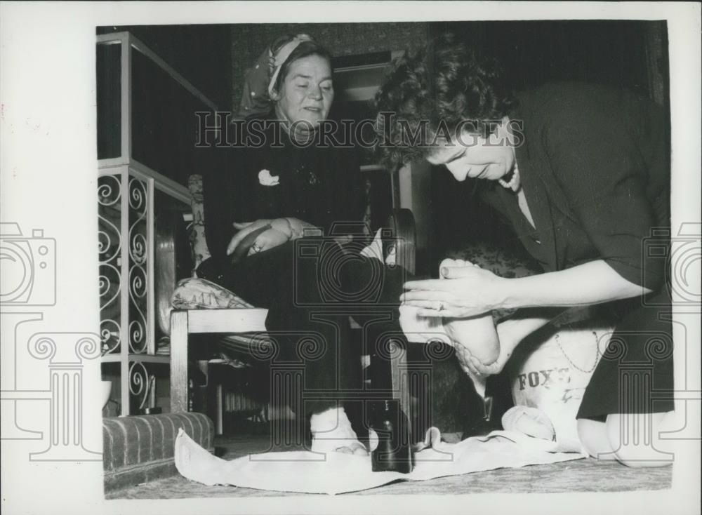 1959 Press Photo Dr. Barbara Moore Gets Attention For Her Feet by Mrs Warton - Historic Images