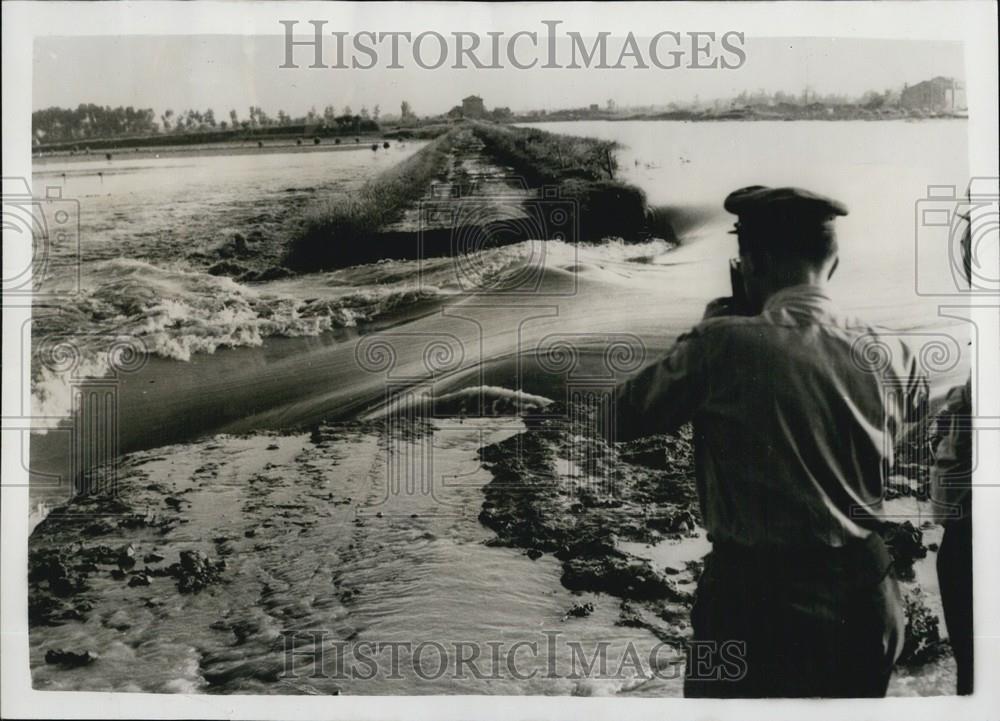 1957 Press Photo Severe floods in Northern Italy. River Po - Historic Images