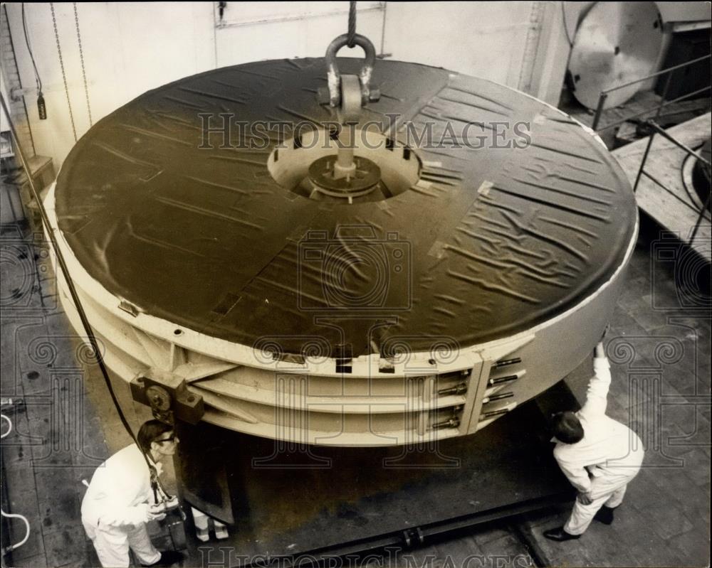 Press Photo Telescope Mirror Arrives In Newcastle Grubb Parsone Works - Historic Images