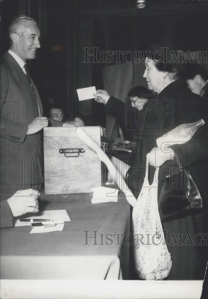 1956 Press Photo A Typical French Housewife places her vote - Historic Images