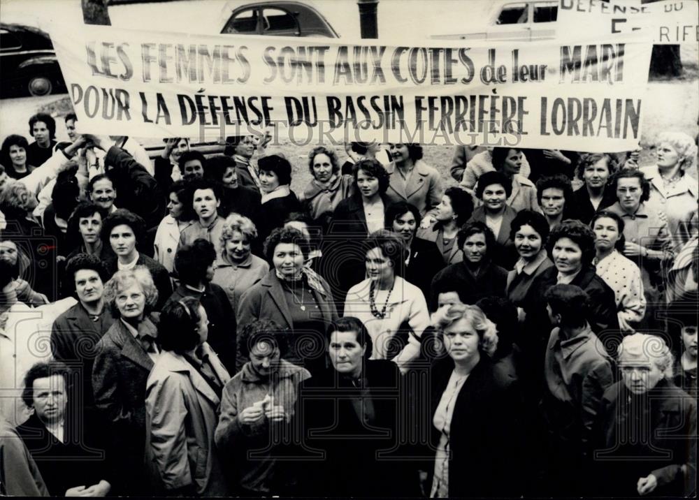 1963 Press Photo Delegation Of Miner&#39;s Wifes in Paris protest - Historic Images