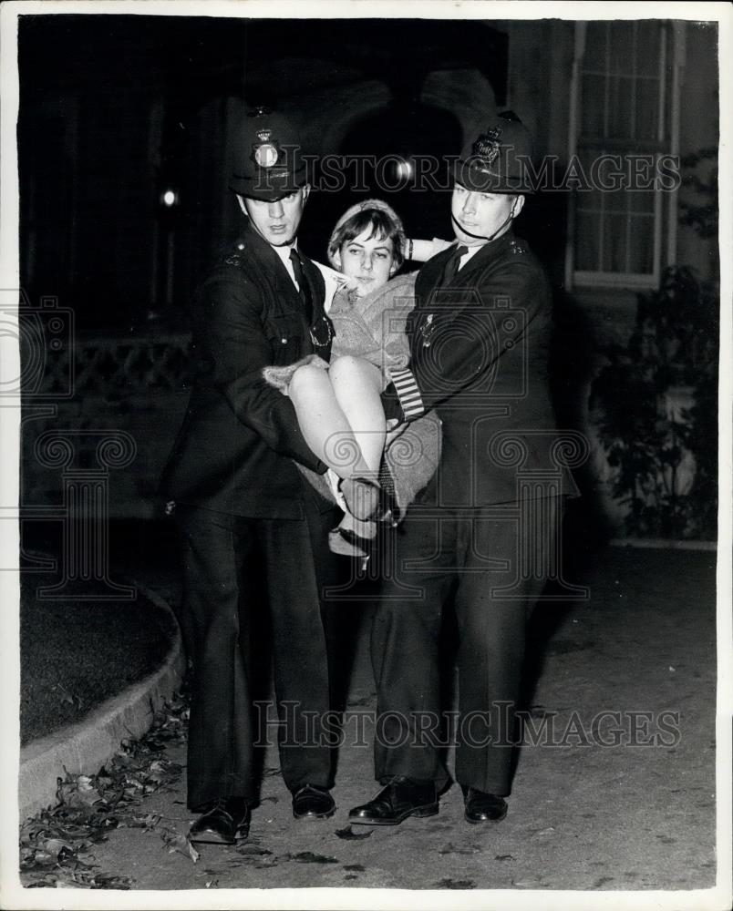 1961 Press Photo policemen carry Anne Davidson out of Russian Embassy,London - Historic Images